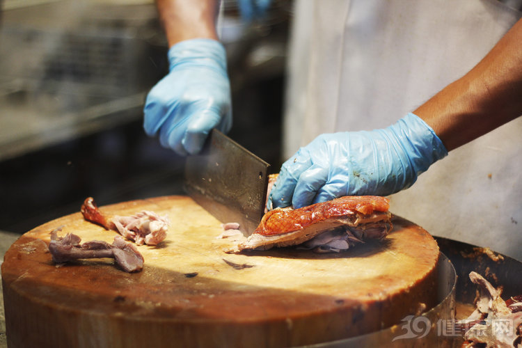 39肿瘤|用松香给鸭子脱毛，却害自己“招惹”上肺癌，25岁女子悔不当初