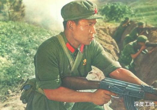 「突击步枪」81式才是最强步枪，我国40年前淘汰上百万把AK47：全面换装81步枪