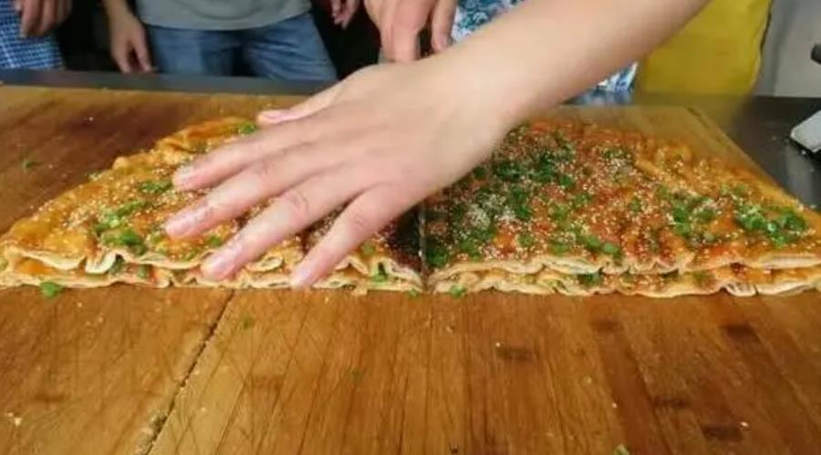 「酱香饼」为什么街头常见的土家酱香饼，突然没卖了？店老板道出了大实话