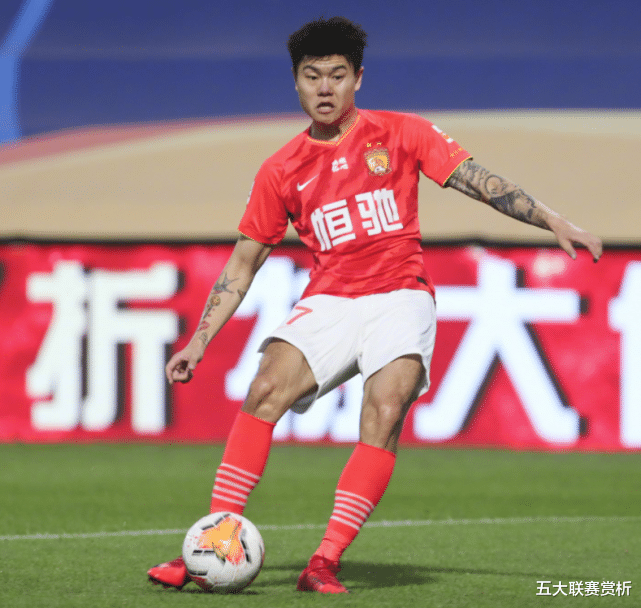 保利尼奥|费南多破门后，32岁保利尼奥给杨立瑜上课！球迷：这就是差距