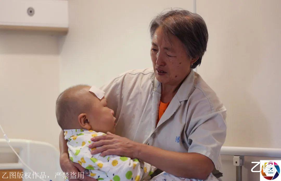 [丰巢]妈妈走了，男童认奶奶做“妈妈”，每天帮她做家务，样子让人心疼