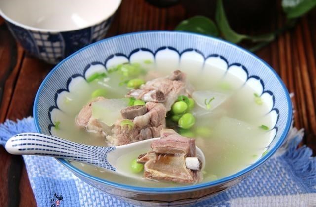 冬瓜▲夏天，常给家人做这碗汤，清热解暑，汤清味鲜，好喝不腻