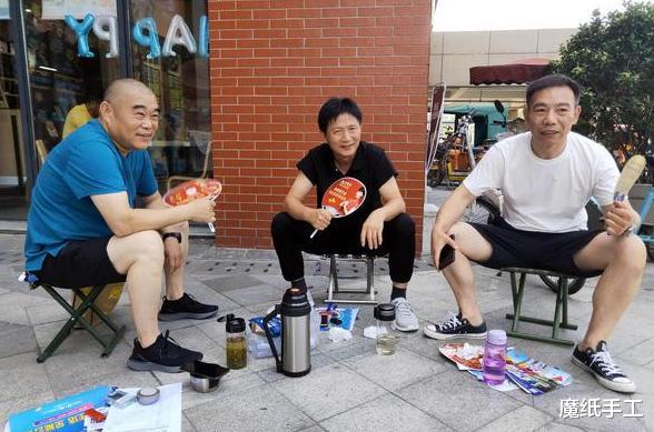 |高考“旗开得胜”的老爸火了，妈妈穿旗袍太美，没想到却被爸爸艳压