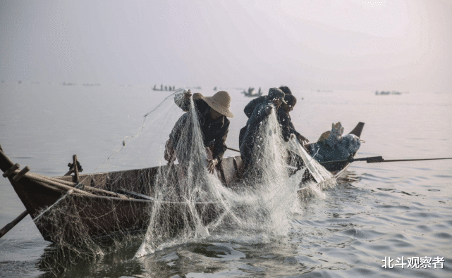 俄国|中国渔民猛追美舰艇,美军头疼不已,只能向我国海军“报警”求助