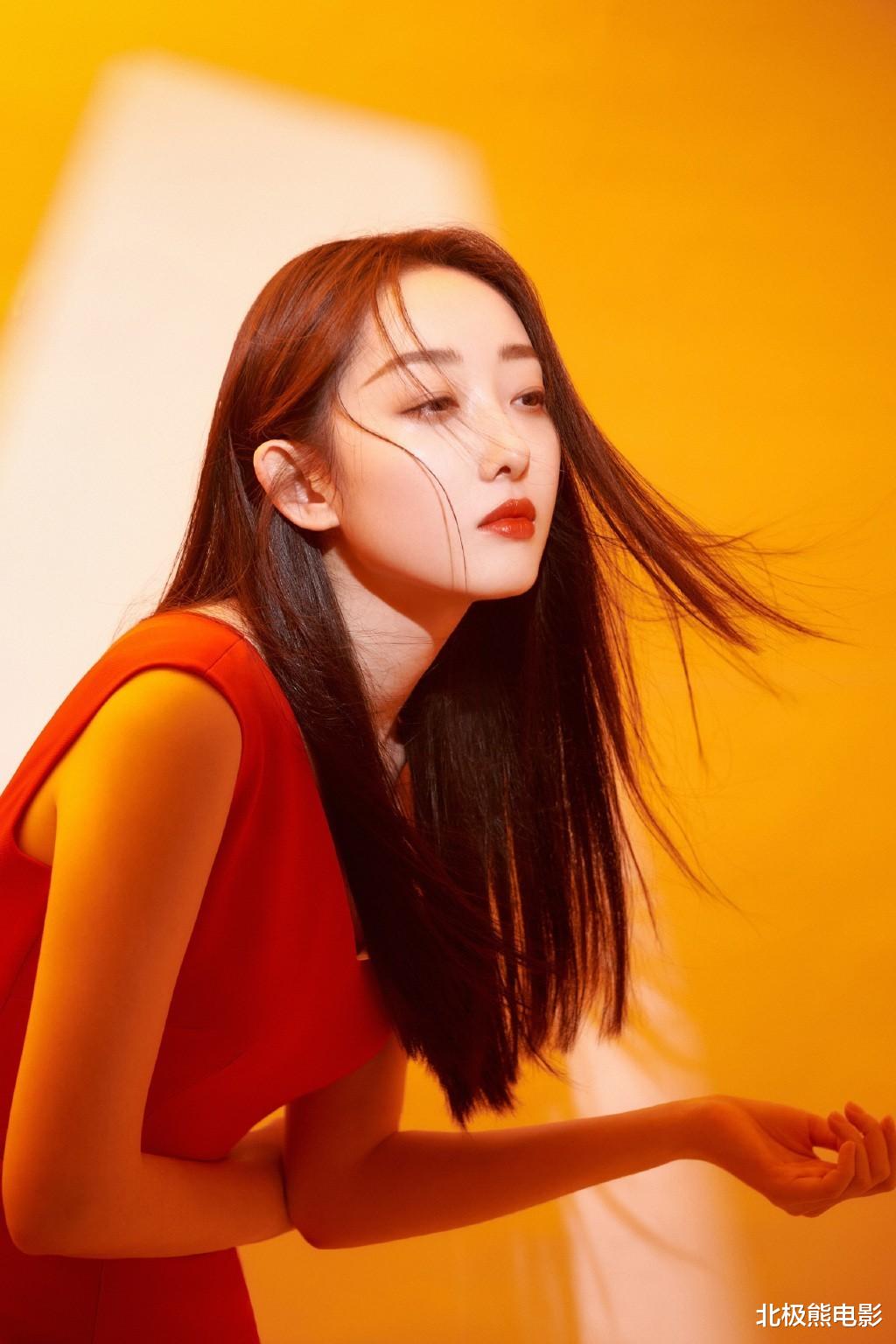 #网红脸#因为皮肤太白被导演嫌弃，还被工作人员绑在树上，蒋梦婕太惨了