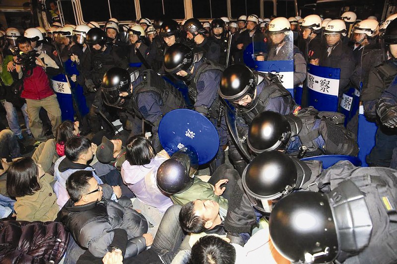 海峡导报社 法院是民进党开的？“台独”人士攻占“行政院”有罪判决遭逆转