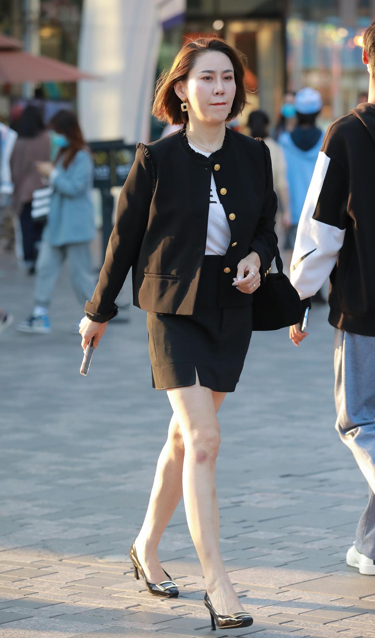 毛呢|毛呢两件套裙子搭配尖头细跟鞋，职业女性这样穿，精致干练又优雅