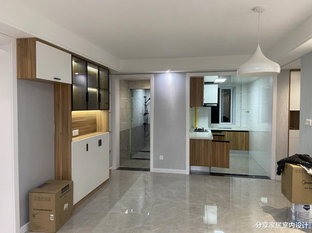 |一家三口的新房，全屋贴墙布，请熟人打柜子，很漂亮，儿子很高兴