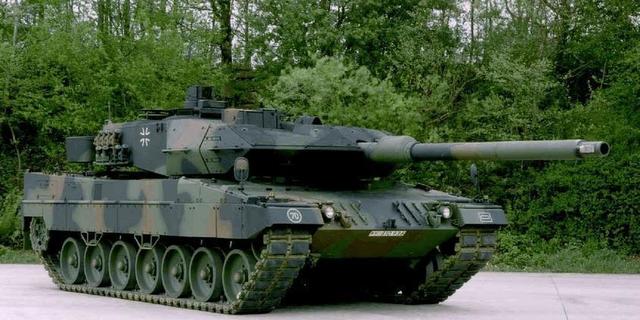 ##外形彪悍的坦克是如何驾驶的？原来如此简单，和开车差不多