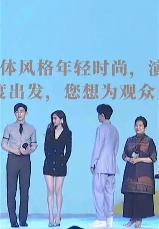 「陈乔恩」朱一龙感情专一？陈乔恩挽陈正飞手臂出游？邓超俞白眉合作新电影