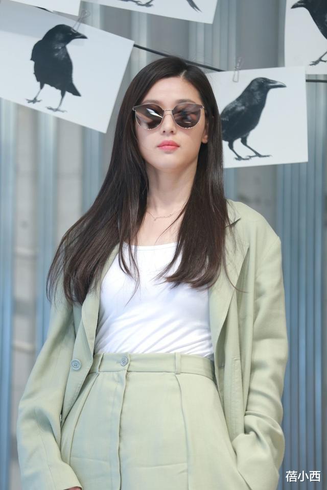 【西装】全智贤不愧是“时髦精”，浅绿色西装套装穿出高级感，气质无敌好
