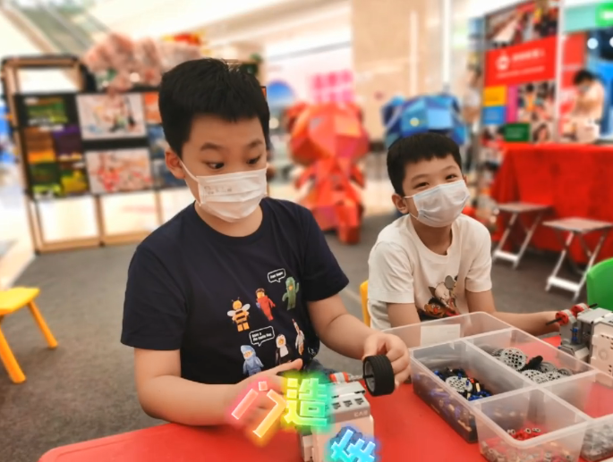 #朱芳雨#三个儿子再相聚，朱芳雨带他们过六一，二儿子由前妻胡美单独抚养