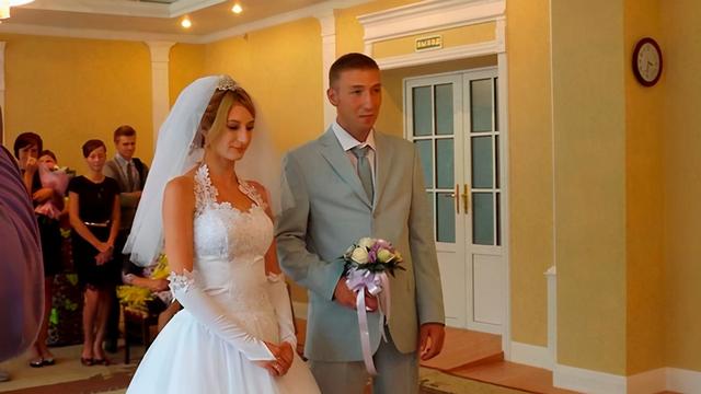 英国英鸟|惨！俄夫妻吃自制泡菜被毒死，5岁女儿不懂：爸爸睡很久脸都黑了