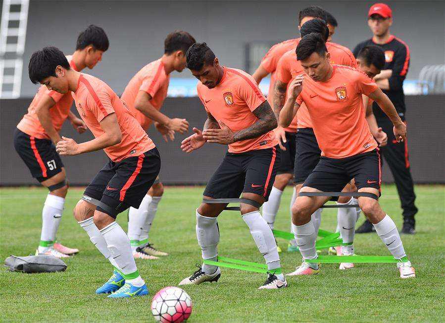 「广州恒大」集训闹人慌！巴西双核无缘压哨回归广州，恒大仅剩下一位外援独苗