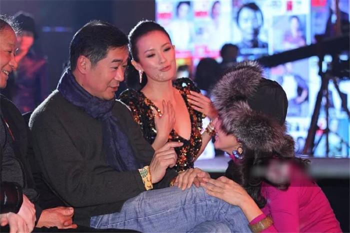 宁静|宁静当年蹲在张国立脚边说话，表情谄媚，一旁的章子怡满脸不屑！