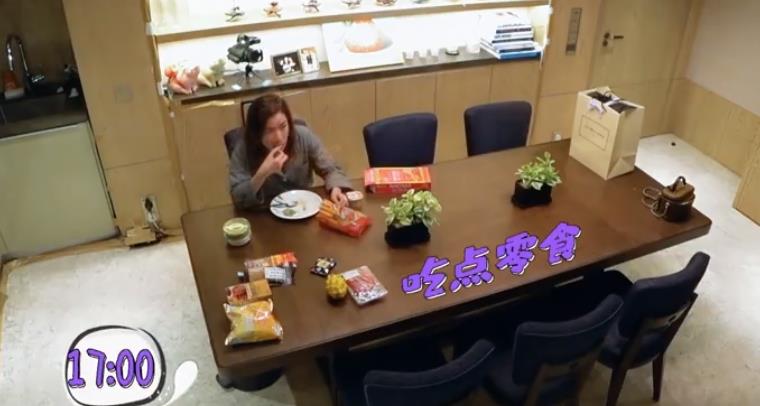 佘诗曼▲佘诗曼上真人秀卸妆，素颜皮肤状态好，主持人欣然又开始指指点点