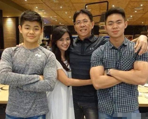 冻龄|“冻龄妈妈”火了，儿子不愿和她一起出门逛街：怕被误会成情侣