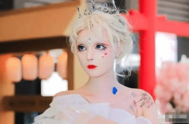 景甜▲她是真人版“芭比”，头发10天就要染一次，吃饭还得有人喂