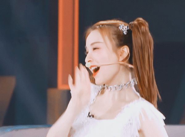 「乘风破浪的姐姐」有一种“小心机”叫主题曲制服，所有姐姐都穿白色，唯独沈梦辰搞特殊