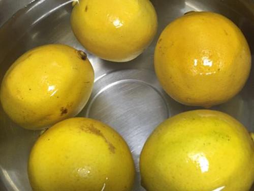 「柠檬」女人夏天多吃它，每天喝1碗，气色变好了，色斑不见了，素颜也美