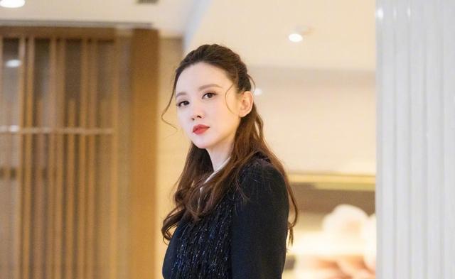 张萌|张萌明明背景深厚，手握半个娱乐圈资源，为何一言不合就认怂？