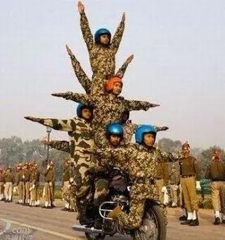 【】阅兵呢，能不能严肃的看完？！