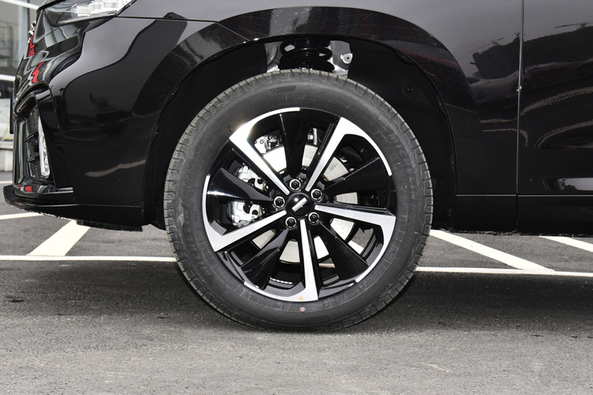 【轿跑】60万气场才19万！30岁开它有面子，轿跑定位带V8声浪，买不起卡宴选它