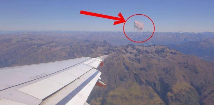 「」奇异的天空神秘现象，天空出现缺口？疑似第三世界入口？