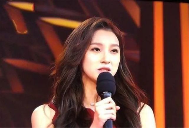 央视|新一代“央视一姐”登场，颜值秒杀央视所有女主持，身材才是亮点