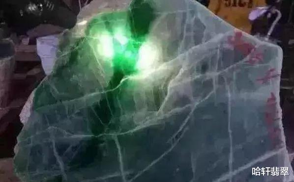 文玩|玩翡翠多年的你，肯定还不知道翡翠的裂纹还能影响原石的绿吧？