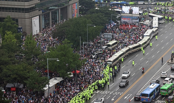 韓保守派萬人集會要求罷免總統 文在寅大怒：要動員強制手段嚴懲-圖4