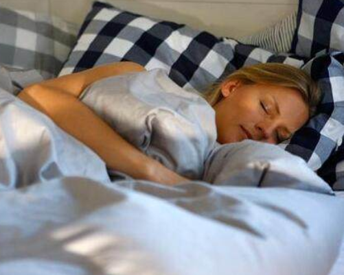 心跳|睡觉时突然惊醒,感觉脚底下突然踩空,科学家:“返祖”现象