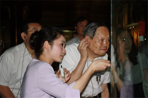 考古学家|杨振宁90大寿，清华送的礼物遭他嫌弃，最高学府不懂人情世故？