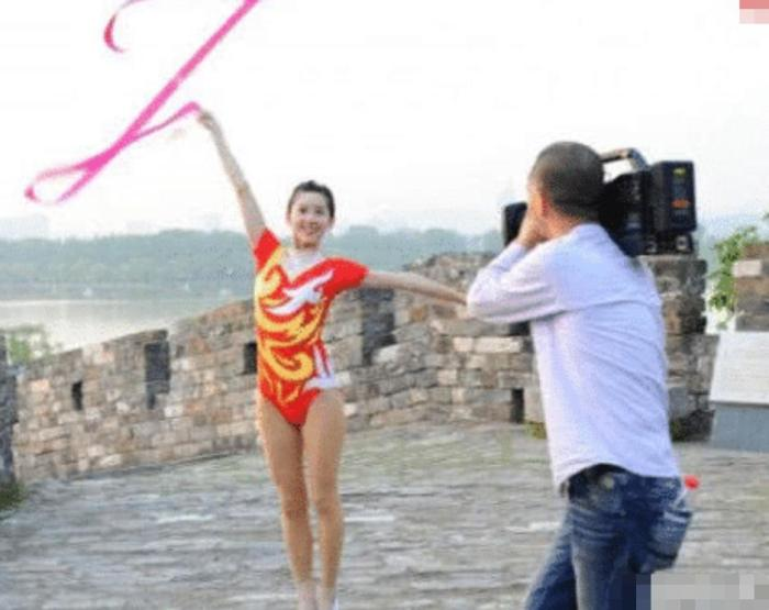 「章泽天」章泽天6年前跳操生图被扒出,还没结婚的她,少女感都快溢出来了