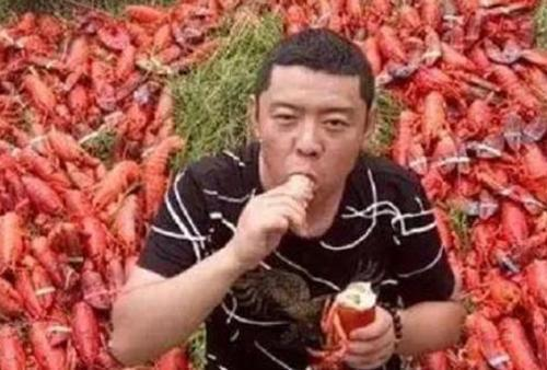 龙虾■网红吃播假到什么程度？辣酱是果汁，龙虾是塑料，有时候连人都是假的