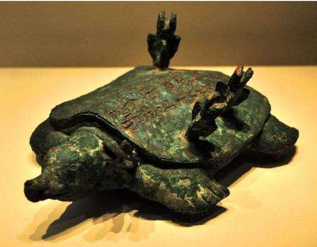 河南|河南老大爷钓鱼竟钓到只\乌龟\，龟背插着4支箭，专家：最低18亿