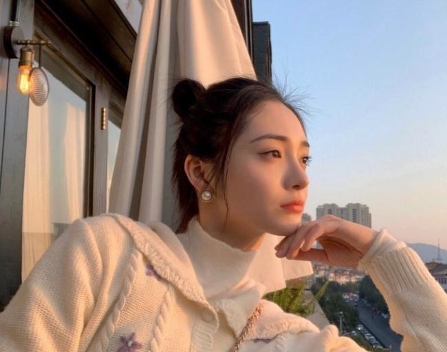 [周洁琼]周洁琼素颜拍照不惧镜头，晒出阳光下的侧脸，这鼻梁骨有点真实