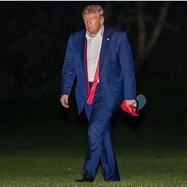 『特朗普』特朗普大儿子51岁女友秀性感却翻车！穿紧身裙小肚腩堪比梅拉尼娅