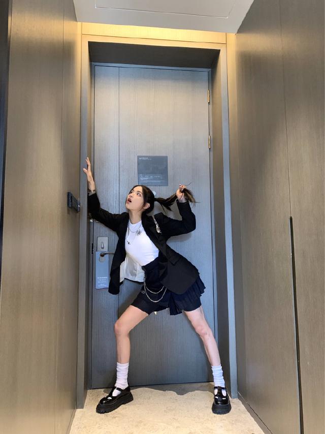 「杨超越」杨超越不愧是“村花”，扎双马尾穿制服裙，这腿是被天使吻过吗