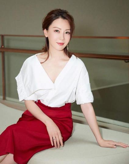 #穿衣搭配#陈数真不给后辈“留活路”，穿露肩装扎马尾美翻了，哪像43岁的人