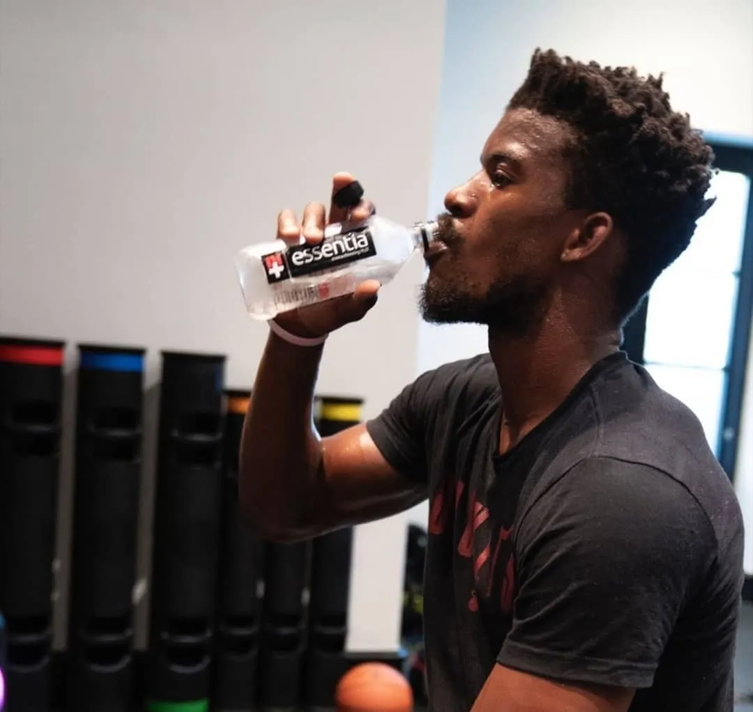 布克|女网红夜战7名NBA球员！视频录像流出！连布克都顶不住了......