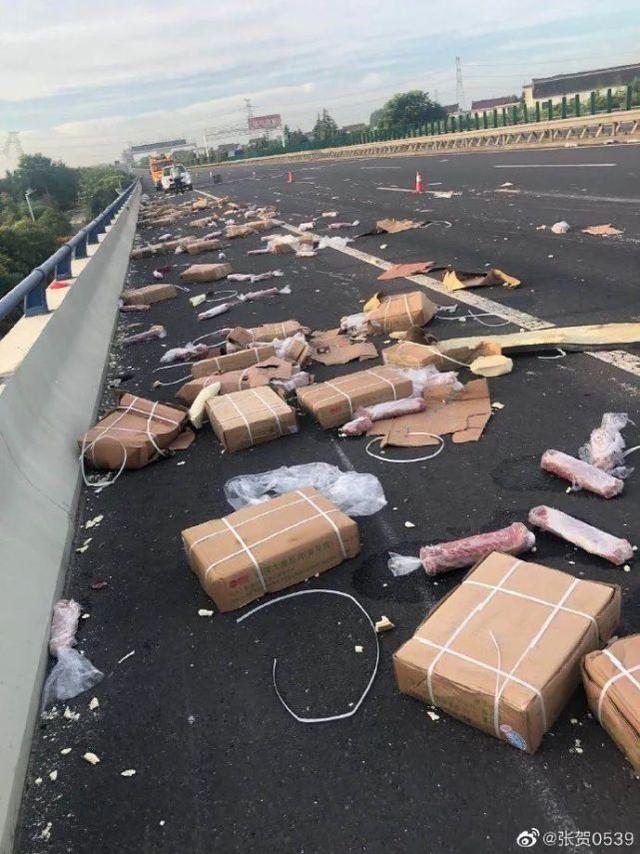 河南商报|货车遭遇事故，7吨猪肉被村民疯抢，车主苦苦哀求也没用....
