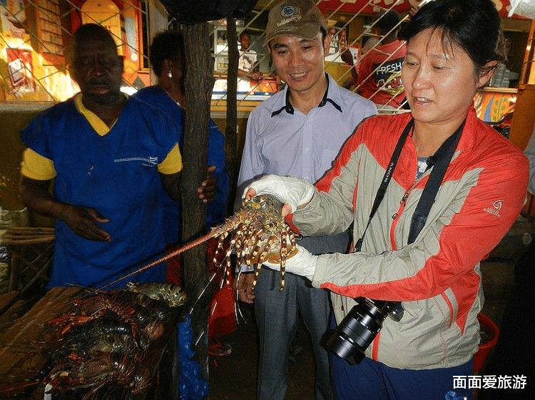 粉色|中国游客在非洲旅游，吃4只龙虾扔下500就走，为何却被当地人拦下