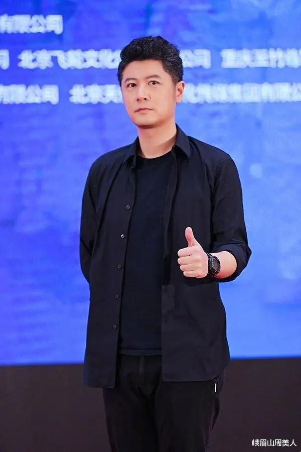 穿衣搭配|?40岁任重现身机场，减肥成功身材超有型，衣品开挂帅到认不出来