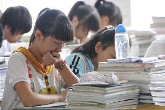 【清华大学】高考女状元在北大的生活：手机让她无法自拔，床成了生活全部