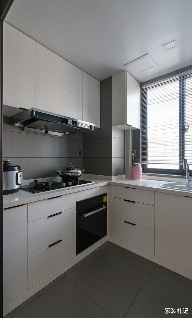 【】多亏当初设计师坚持，放弃电视墙装成收纳，美观实用两不误！聪明