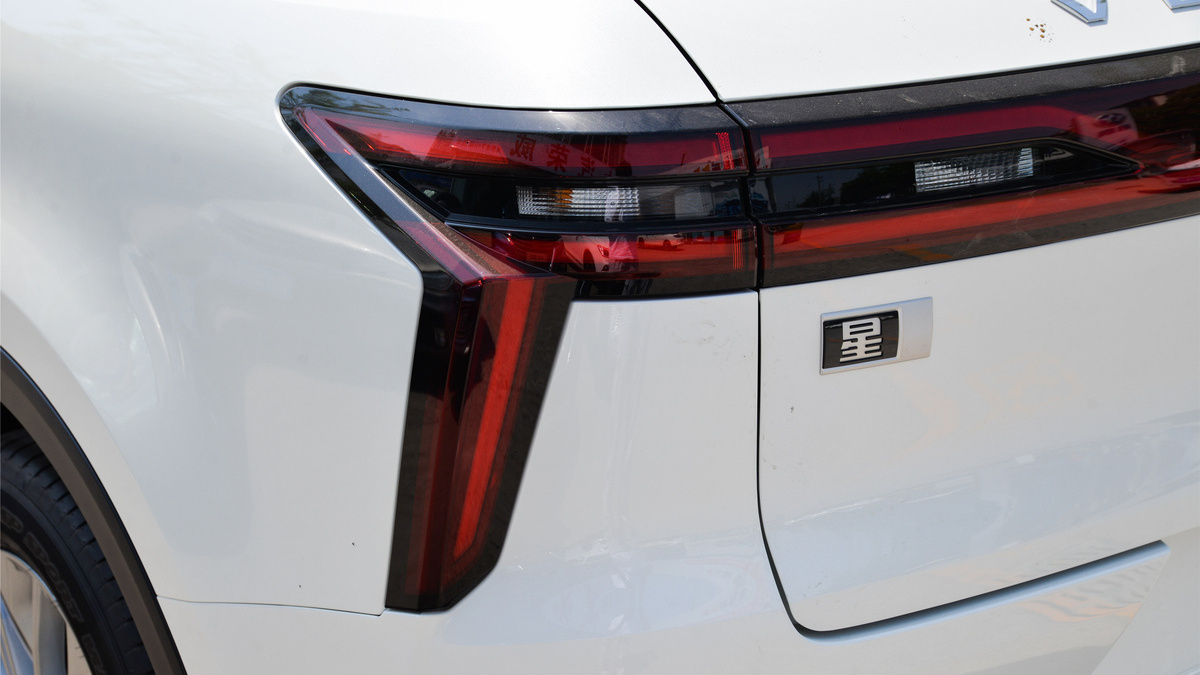 昂科威▲国产终于争气了,1.5T爆190匹马力,油耗仅6.1L,看啥皓影