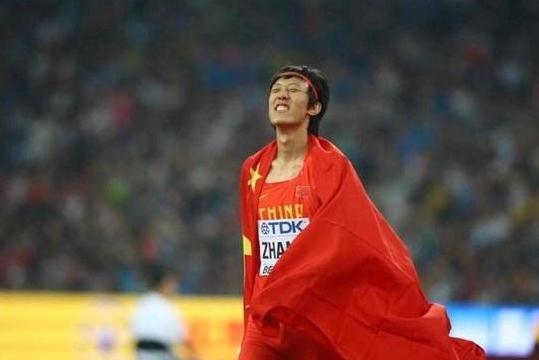 【张国伟】全网第一人！张国伟用脚扣篮获12万点赞，网友戏称：乔丹也做不到