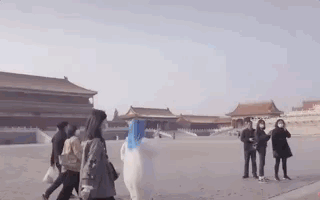 李小璐|李小璐带女儿游故宫，甜馨轻松翻跟头，被妈妈背在背上互动温馨