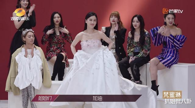 黄圣依|当黄圣依穿白婚纱压轴亮相，宁静假笑白冰翻白眼，张雨绮满脸写着不服